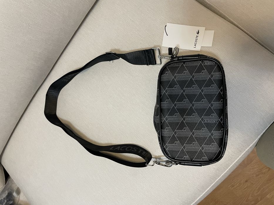 Bolsa tiracolo Lacoste preta com padrão monograma