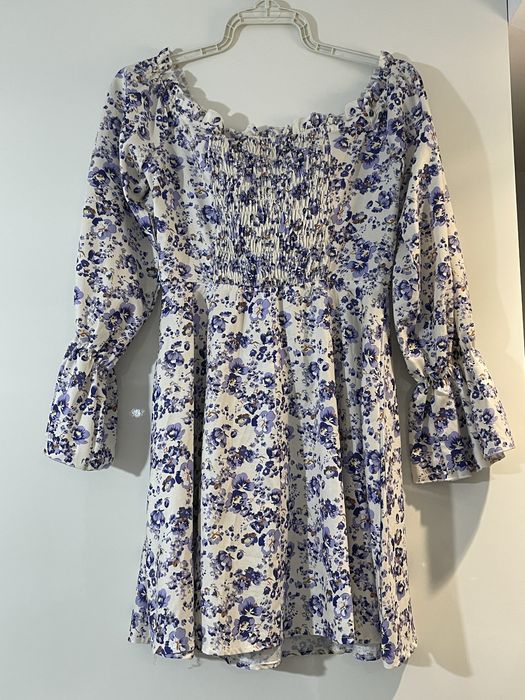 Biała sukienka w kwiaty