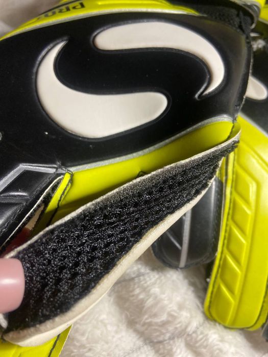 Перчатки футбольні