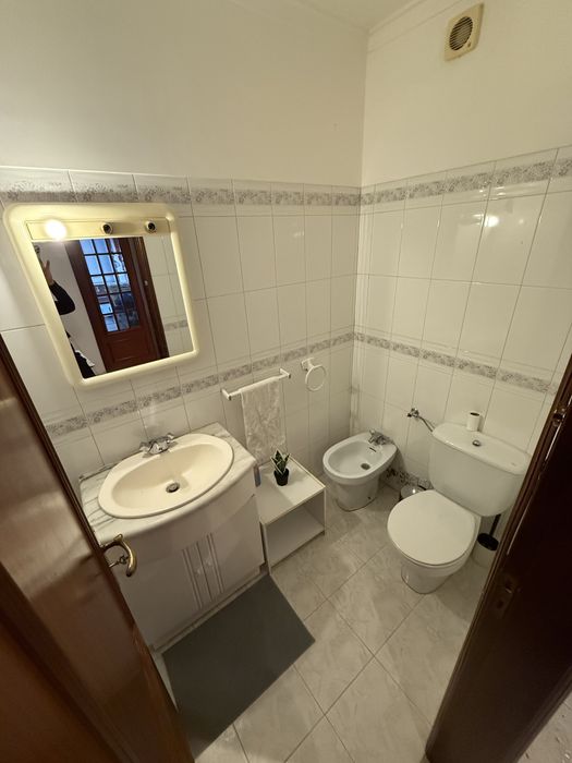Quarto mobiliado 02 camas, tv, p arrendar a 600 m da estação de Massamá