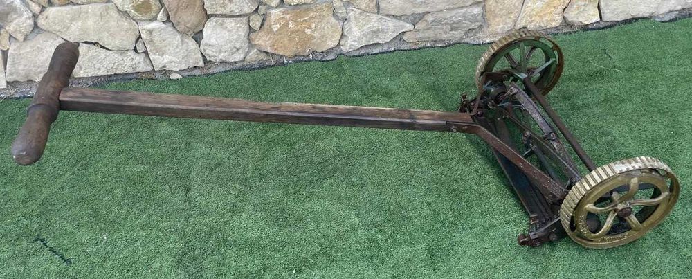 Maquina de cortar relva antiga, manual, operacional