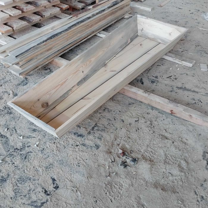 Труни не оббиті.