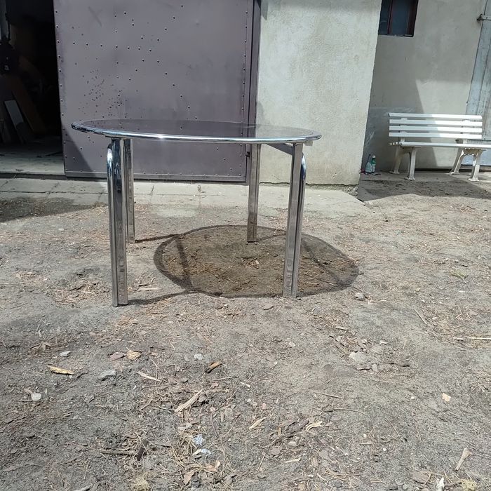 Stół metalowy, ze szkła.