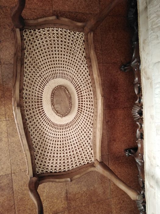 Mesa de Sala em Madeira de Nogueira com Palhinha