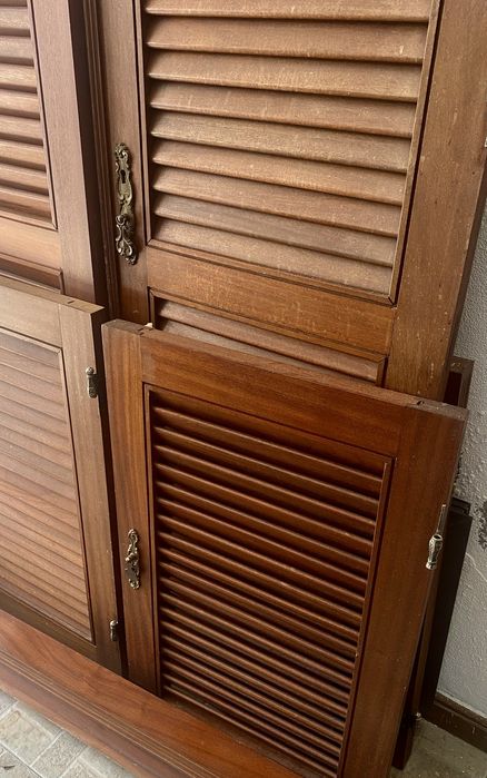 Conjunto de portas venezianas em mogno maciço com ferragens