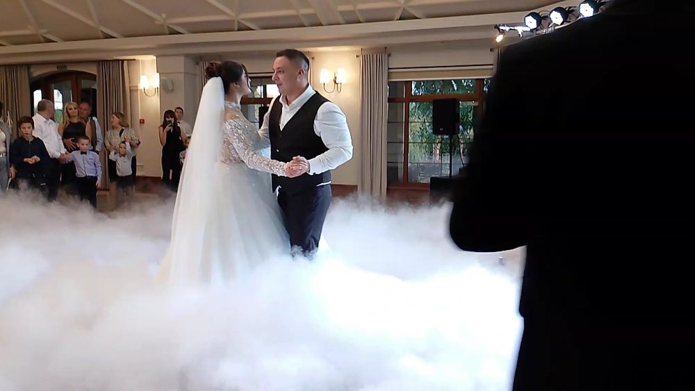 Важкий дим, холодні вогні,конфеті на перший танець