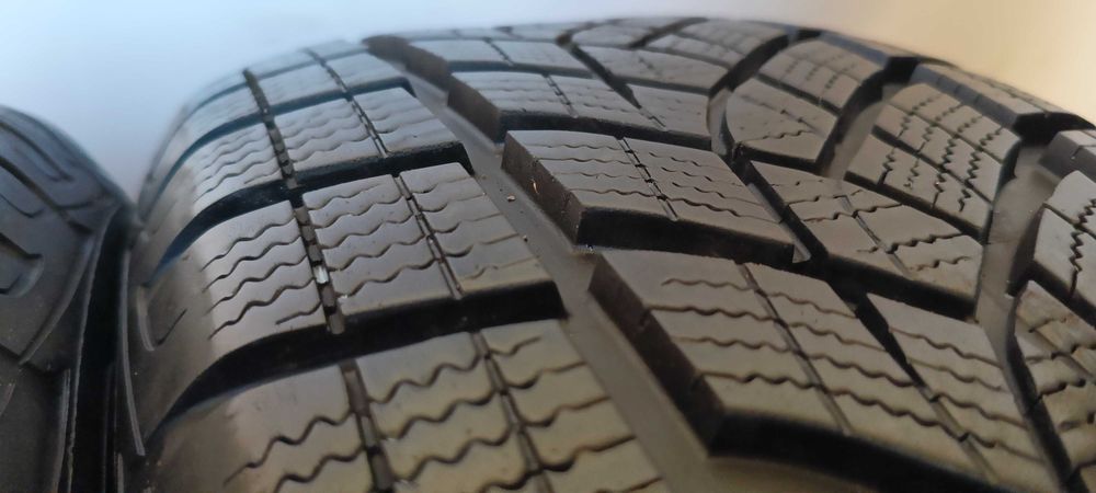 2X 225/60R18 104V Goodyear ultra grip Performance+ SUV 353E