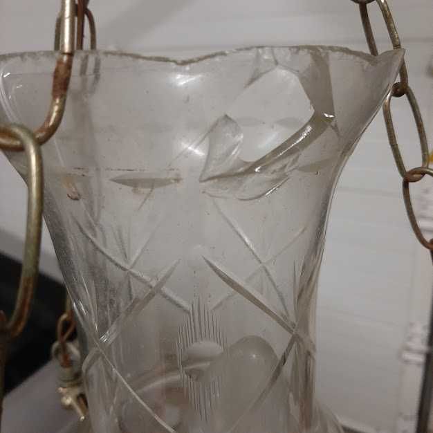 Candeeiro de teto com campânula de vidro.