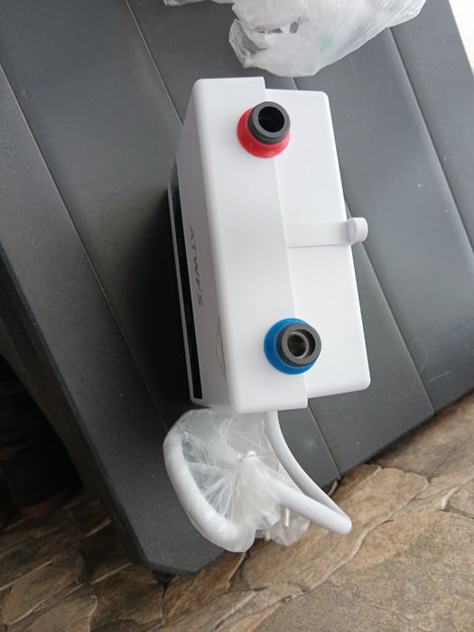 Esquentador eléctrico .
Completamente novo a estrear
Pode ser usado em