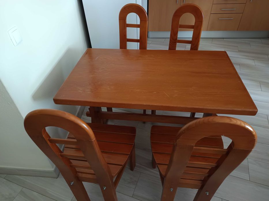 Mesa + 4 cadeiras em madeira