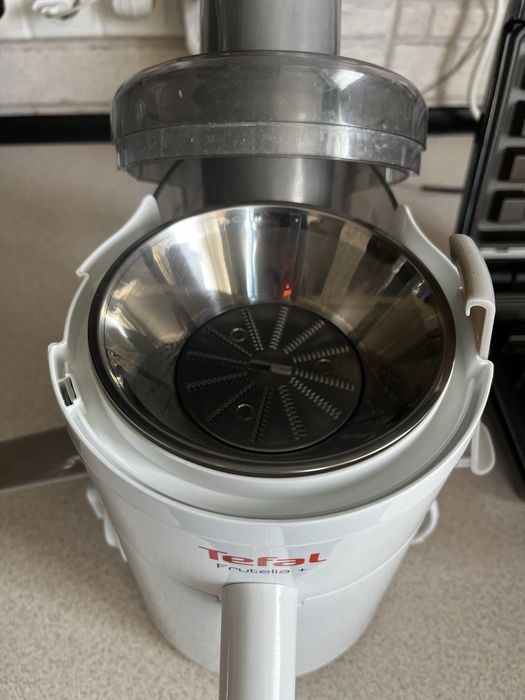 Продам в отличном состоянии электровафельницу и соковыжималку