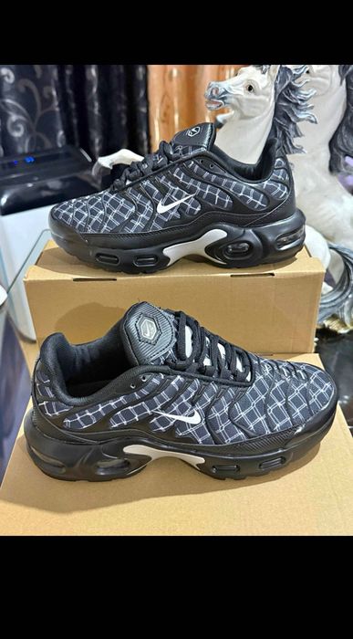 Various models, from size 39 to 45.64553059480066120