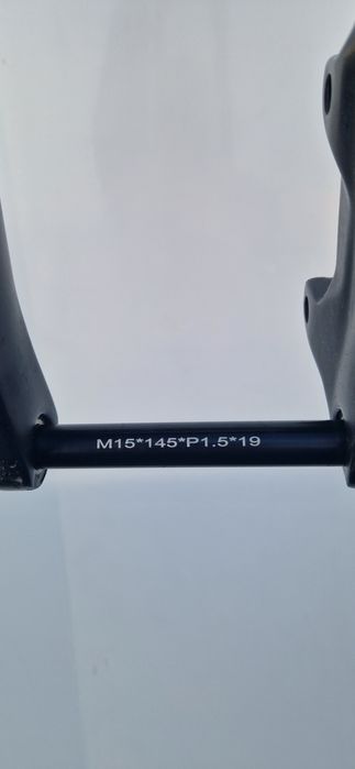 Widelec karbon tapered z osią sztywną