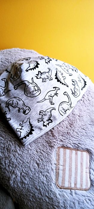 Czapka jesienna,Dinozaury,6/12 miesięcy.