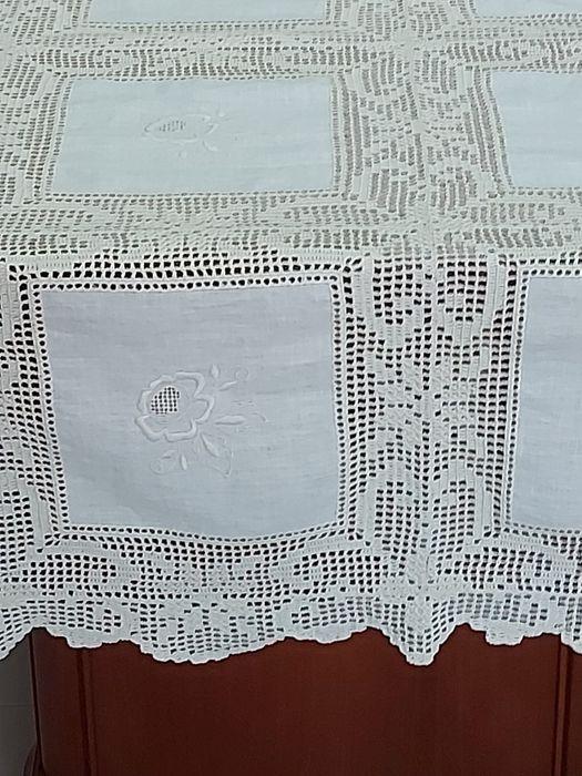 Grande toalha em linho e croché