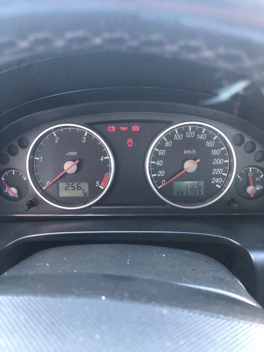 Ford Mondeo 2.0 TDCi Ghia (2001) – Muito Estimado, Bancos em Couro e Teto Panorâmico