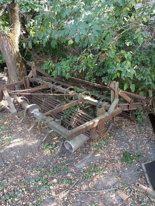 Трактор Т-25 з причіпом та плугом.