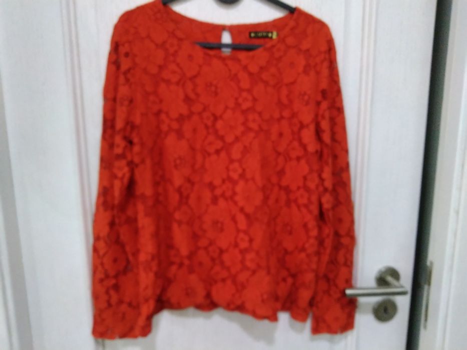 Blusa renda vermelha cafofo M