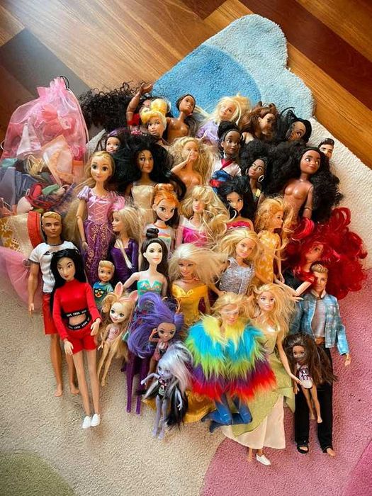 Lote de Barbies, Kens e outras bonecas
