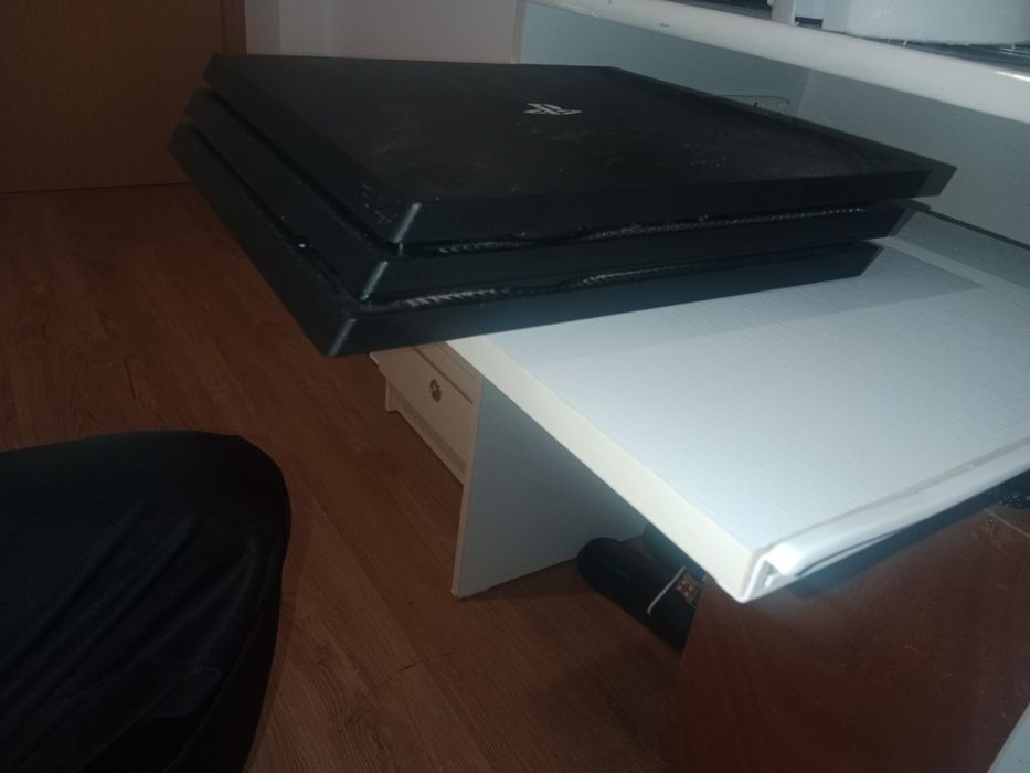 Ps4 Pro 1TB com 1 comando