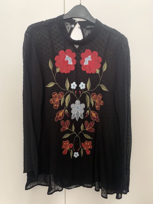 Blusa Zara preta flores bordadas e top interior