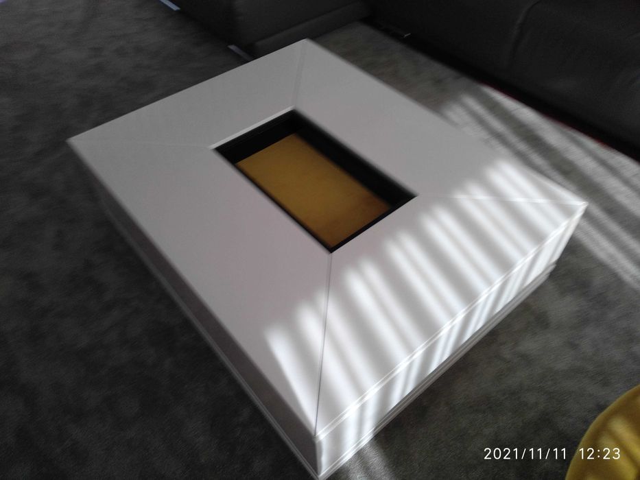 Movél de centro lacado branco com brilho