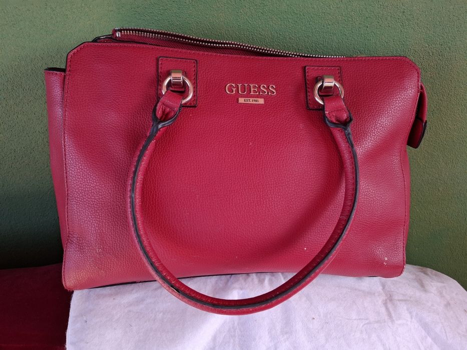 Mala da Guess vermelha.