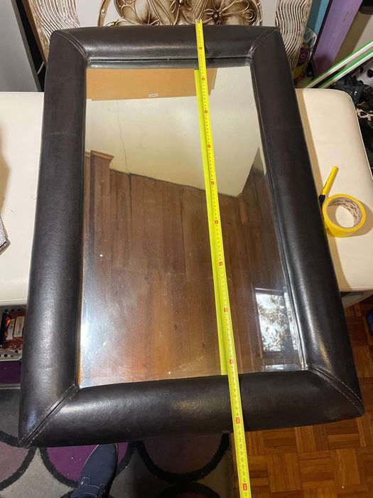 Espelho em pele preta sintética e outros itens para desocupar