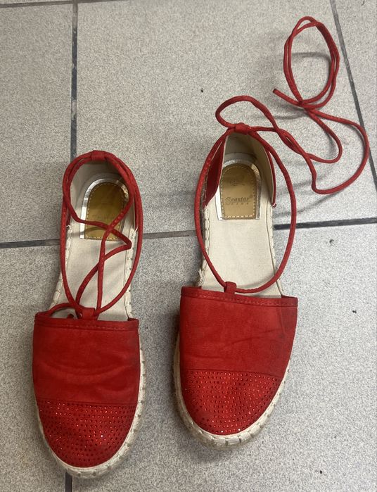 Sprzedam sznurowane sandały