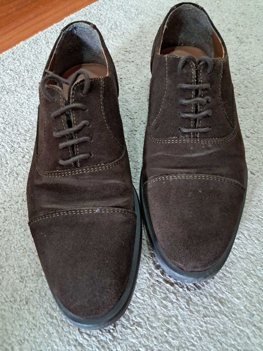 Sapatos em camurça castanhos