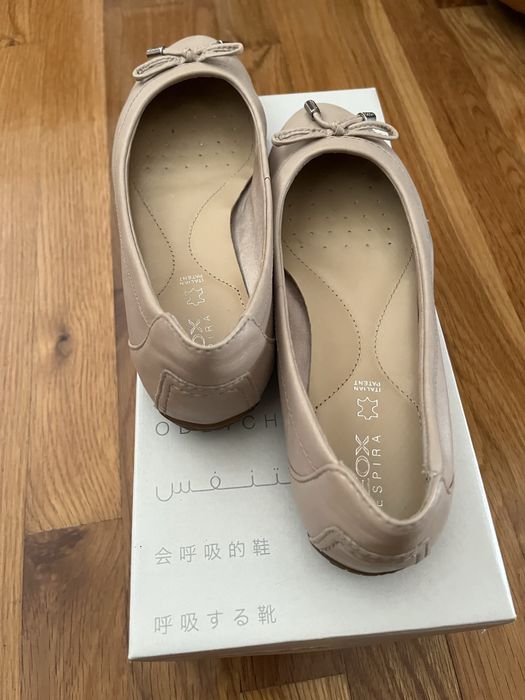 Sabrinas elegantes de cor bege da msrca Geox