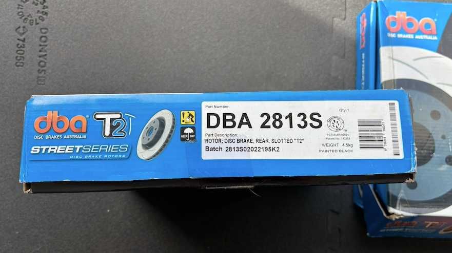 Kit Travoes DBA raseiro-Discos ranhurados + pastilhas DBA2813S-1865SPT