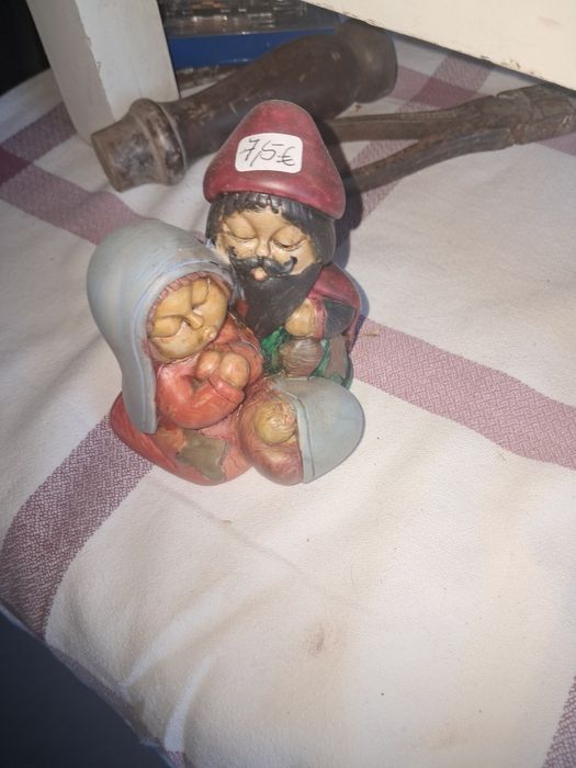 Estatueta pintada a mão