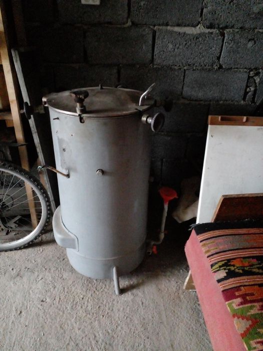 Автоклав. Електричний. Працює в автоматичному режимі.