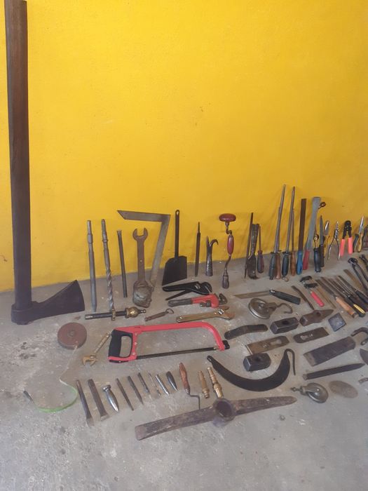 Varas ferramentas antigas