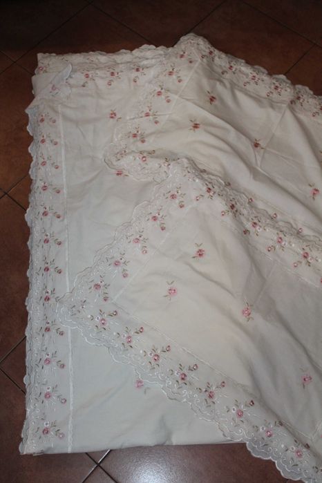 Pościel haftowana z falbanką