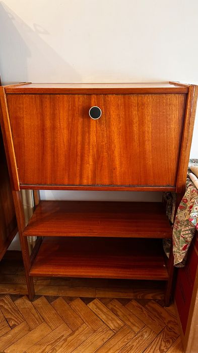 Movel louceiro ( a garrafeira é dada)