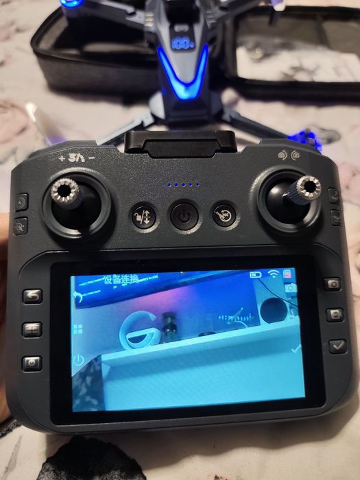 Drone 4k GT8 com comando que possui um ecrã LCD integrado.