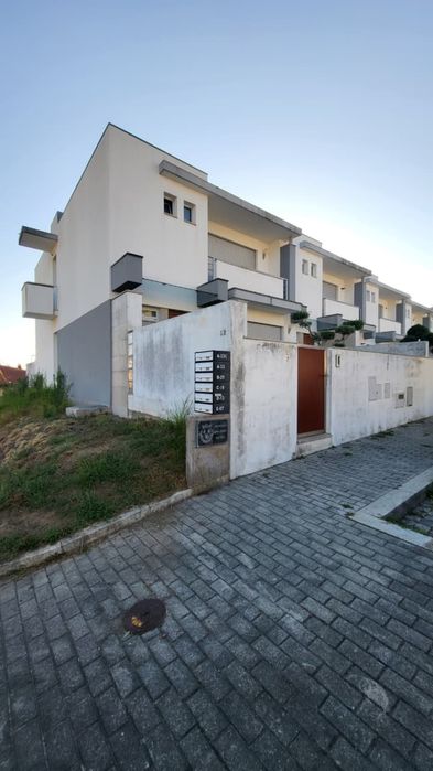 Aluga se Moradia germinada Remelhe Barcelos
