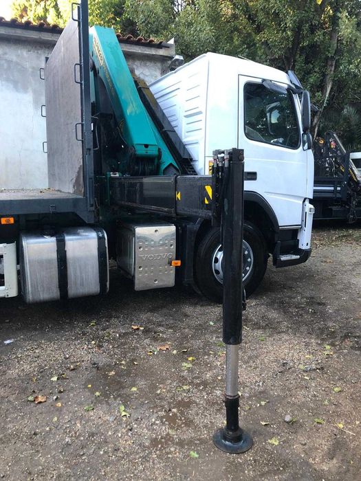 Volvo FM 330 6x2 Camião estrado com Grua Palfinger