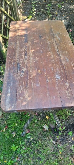 Kowalstwo artystyczne 2 stoły blaty drewniane i 5 krzeseł kutych spawanych
