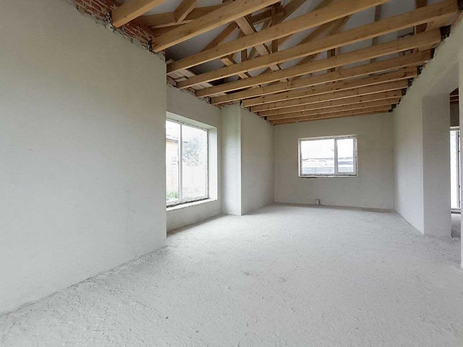 Продається одноповерховий особняк, з гаражем та власним подвірям