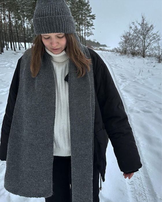 Шапка і шарф графітового кольору вʼязані