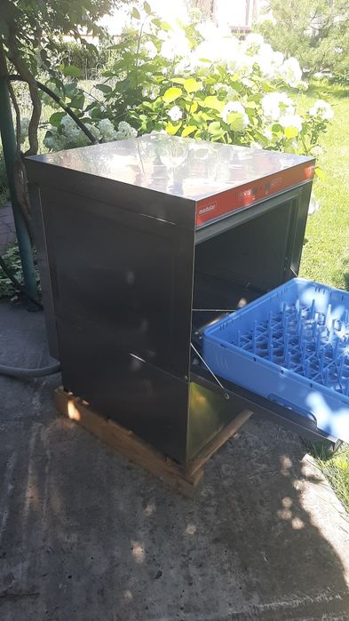 Профессиональная посудомоечная машина