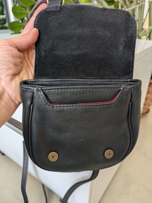 Продам невелику шкіряну фірмову сумочку.