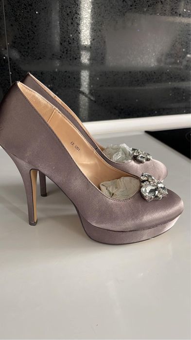 Buty na obcasie z kryształkami 39