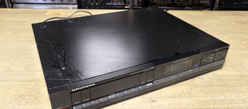 Тюнер Grundig T8200