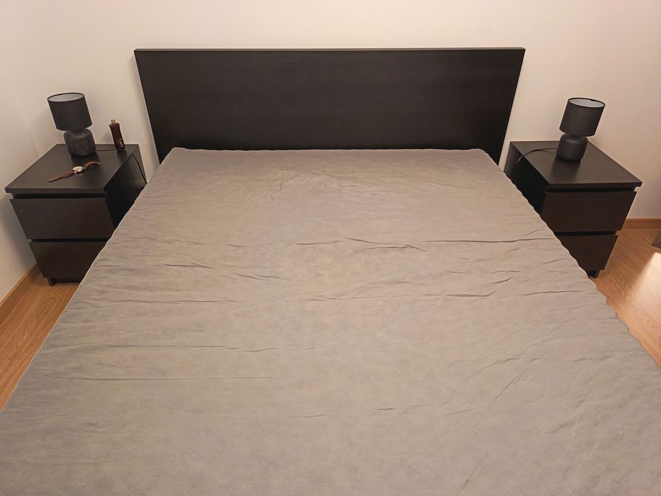 Cama com mesas de cabeceira