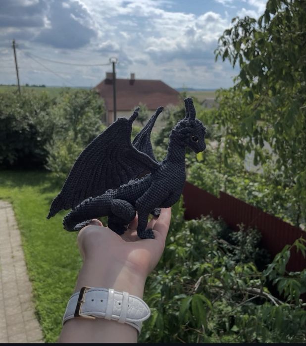 Дракон звʼязаний гачком, гарно тримає форму за рахунок  каркасу