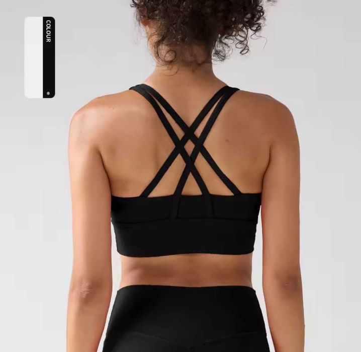 Гарний спортивний топ